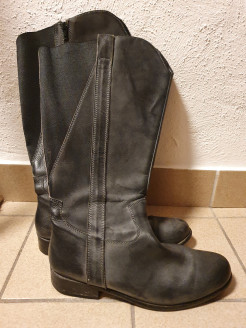 Anthracite boots