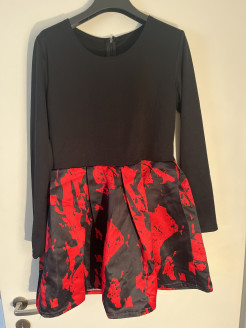 Robe noire et rouge à motifs