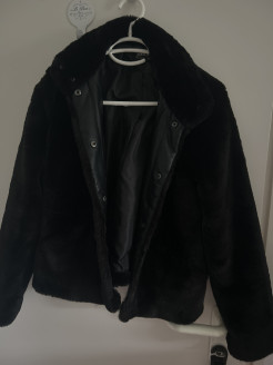 Schwarze Jacke aus Kunstpelz