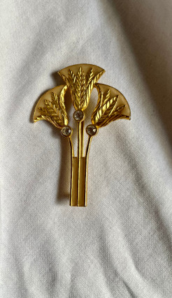 Gold pin brooch