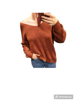 Großer bordeauxroter Pullover