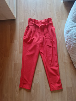 Rote Hose im Anzugsstil