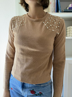 Long-sleeved knit with pearls