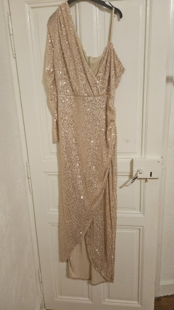 Robe longue dorée à paillettes