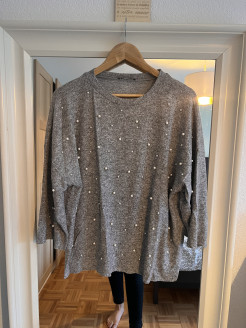 Grauer Pullover mit Perlen - loose - Größe M