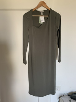 Eng anliegendes Kleid in Khaki mit asymmetrischem Kragen