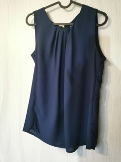 Navy blue top with front pleat. S
