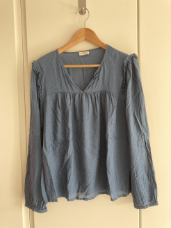 Schieferblaue Bluse, 100% Modal, bearbeiteter Stoff