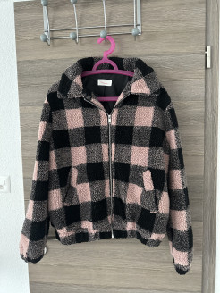 Veste à carreaux roses et noires 