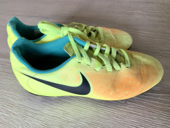 Souliers de foot Nike taille 33