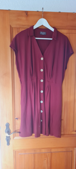 Bordeauxfarbenes Kleid