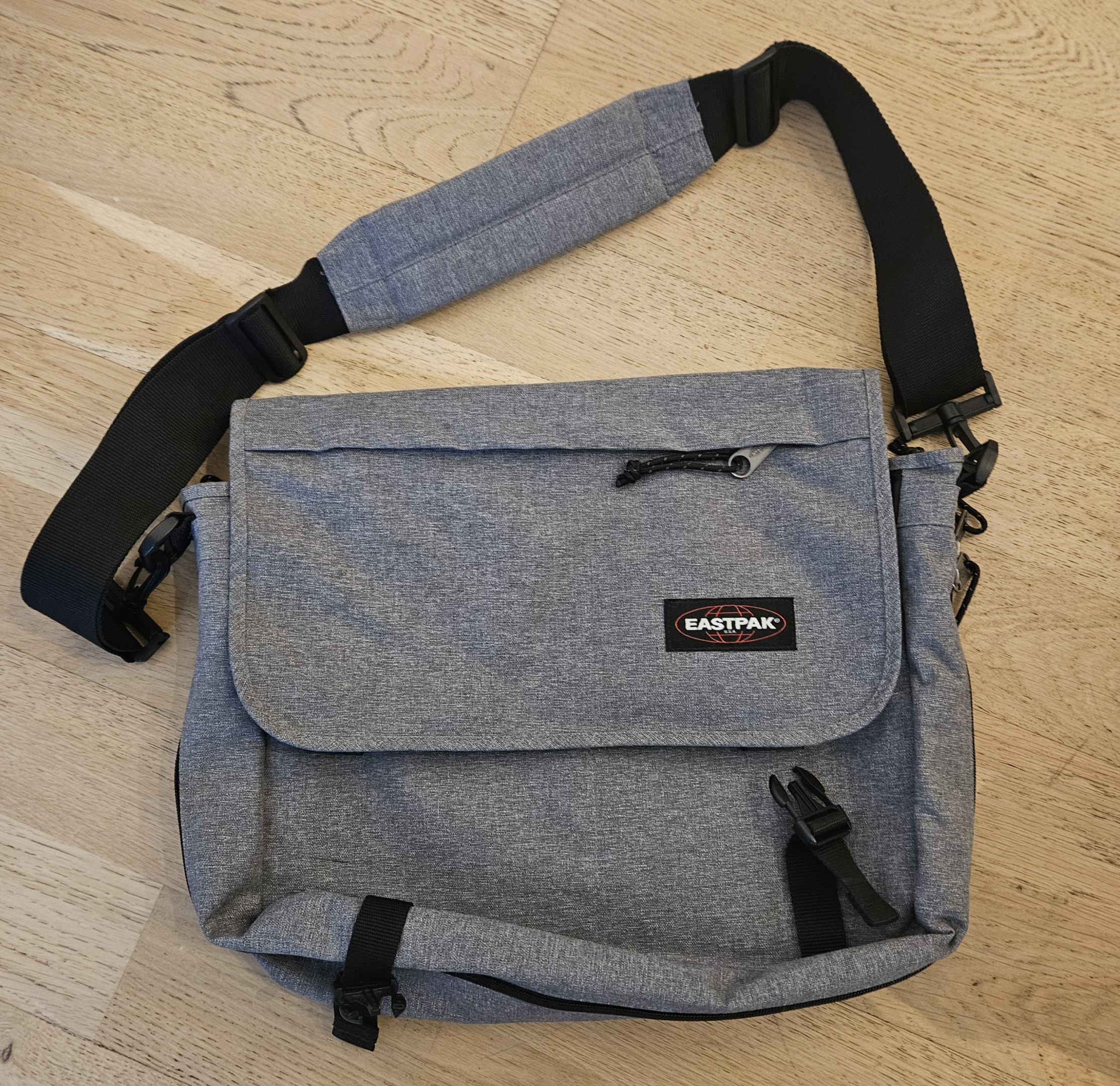 Sac à bandoulière Eastpak gris Delegate black denim