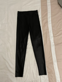 Legging en similicuir Bershka