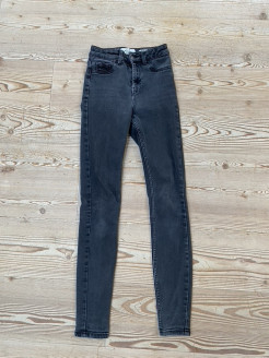 Dunkelgraue Skinny Jeans