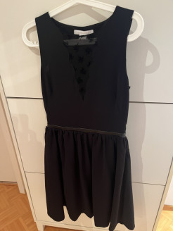 Schwarzes Kleid