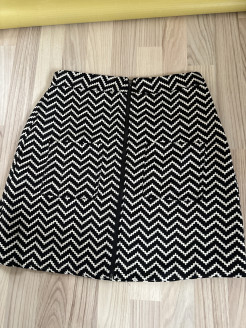 Short skirt with black and white pattern