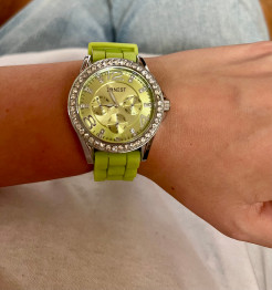 Uhr mit grünem Kunststoffarmband