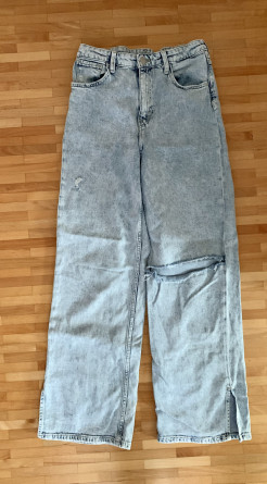 Weite und verwaschene Jeans mit Löchern Mädchen Größe 152 in perfektem Zustand