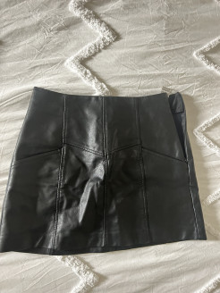 Short skirt in imitation leather