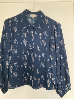 Chemise bleu foncé avec fleurs