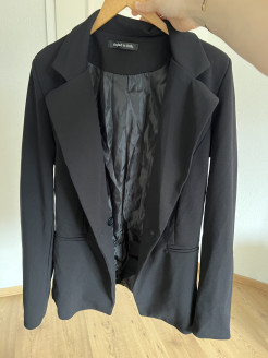 Schwarze, eng anliegende Jacke