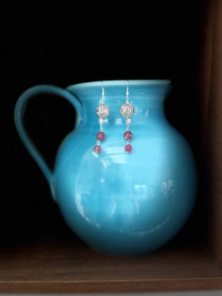 Boucles d'oreilles avec des roses en métal et des perles de verre. ❤️