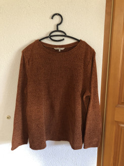 Orangefarbener Pullover aus geripptem Material