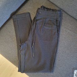 Schwarze Hose mit Streifen