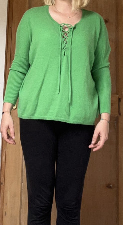Green cashmere jumper with lace