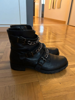 Chain boots