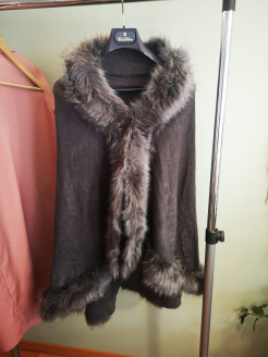 Jacket (poncho-style), with (fake) fur, grey