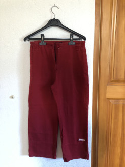 Gerade geschnittene rote Hose