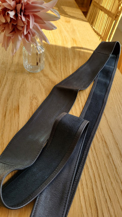 Ceinture IBO à nouer, noire, en cuir veritable, 6,5 cm de largeur.