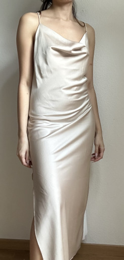 Robe longue en satin beige