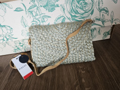 Pochette en raphia