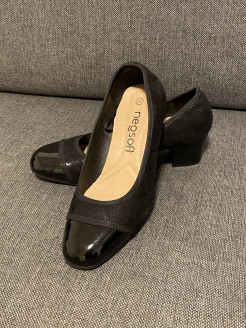 schwarzer Schuh mit kleinem Absatz (~3cm)