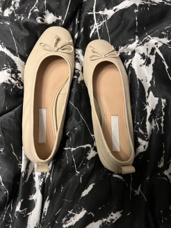 Ballerines H&M premium en cuir crème jamais portée.