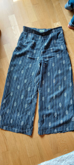 High-waisted summer trousers made from soft, lightweight cotton. Size L/40