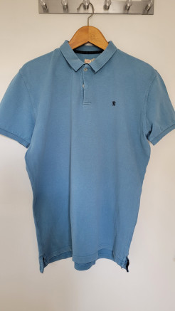 Hellblaues Poloshirt