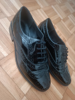 Black lacquered shoes