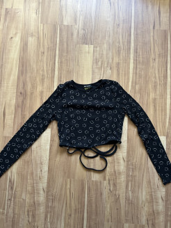 Thin short black jumper with smiley