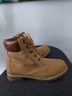 Camel winter shoes