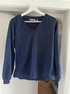 Pull bleu avec reflets brillants