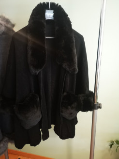 Black jacket with fur - M