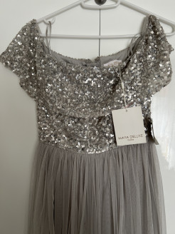 Robe de cocktail argenté en tulle et sequins argentés 