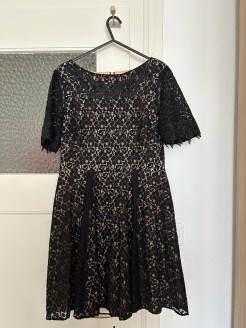 Robe de cérémonie noir avec manches courtes