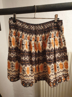 Short patterned skirt