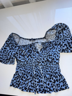 Blaues und schwarzes Top mit Leopardenmuster