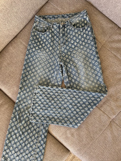 Trousers with small holes
