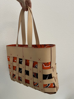 Shopping bag in woven leather and orange fabric